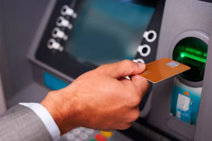 Retirar efectivo con tarjeta: el fallo que podría costarte mucho más